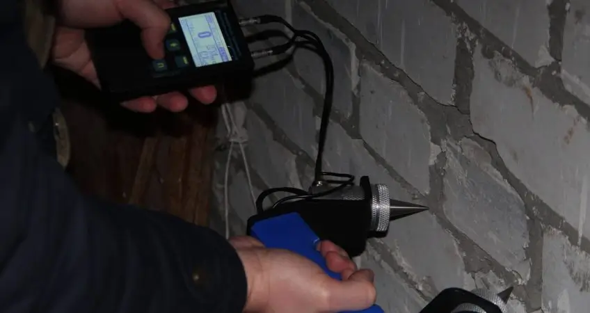 Технічне обстеження будівель і споруд — перевірка тріщин у стіні приладом