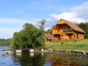 Будинок біля водойми