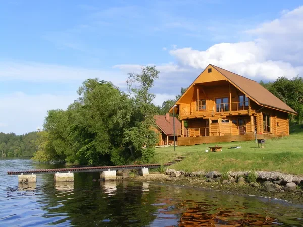 Будинок біля водойми